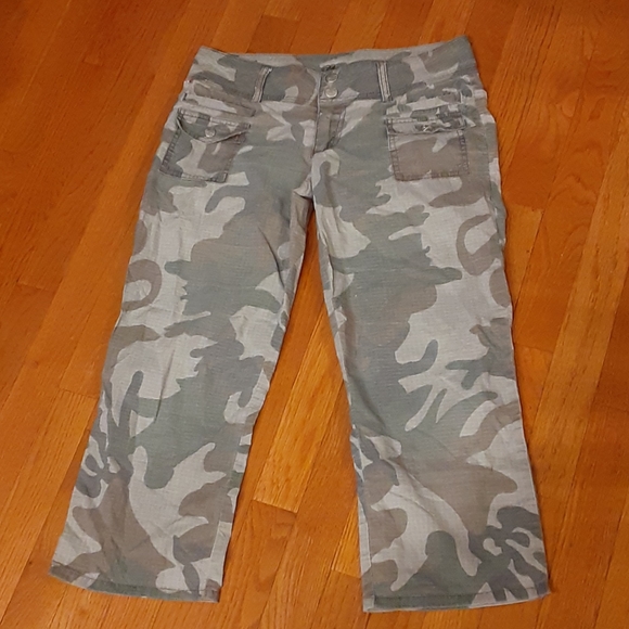 Younique Pants - Cutest Little Camo Capris🌿